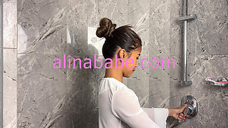 Sexy Amateur Teen Dancing While Taking A Bath