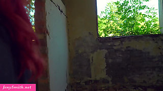 Jeny Smith decided to play around with her body a little at an abandoned construction site 😳