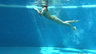 Nicole Pearl In Milf Babe Shaking Ass Underwater