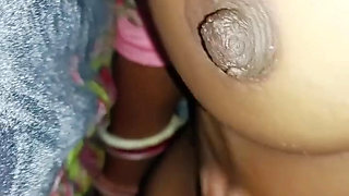 Soti hoi bhabhi ko cuchi daba ke pela part 1