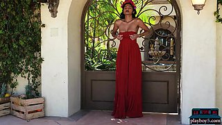 Indian beauty shows her fantastic curvy