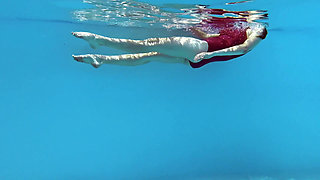 Hot mixed race teen Fernanda Releve swimming naked