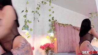 Gal With A Stunning Assets And Humungous Hooters Lures On Camera