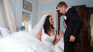 Slutty bride Simony Diamond servicing massive cock