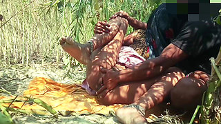 Indian Desi Village Wife's Husband Fucked Her in the Jungle by Putting His Hand in Her Pussy.devar Ne Bhabhi Ke Chut Me Hanth Da