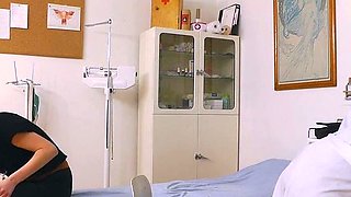 Blonde With Natural Big Boobs Loves Putting A Toy In Her
