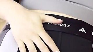 Una Mujer Despues Del Gym Se Calienta Tocando Pies Sudorosos