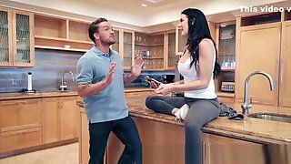 Brazzers - Naughty Milf Reagan Foxx gets fucked in the Kitchen