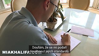 Mia Khalifa - arabská pornohvězda učí innocent, jak mít sex se ženou