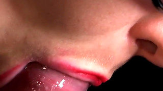 561 Ihre Lippen Im Roten Lippenstift Saugen Ihr Sperma.