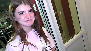 Подцепил школьницу на улице и трахнул её в подъезде.