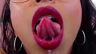 Slim tattooed babe pleasures herself with sex toys on webcam
