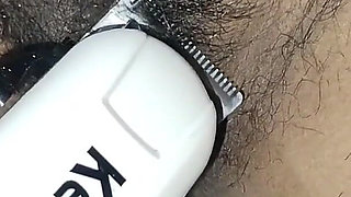 Sister-in-law Cleaned the Pussy by Cutting Hair with a Machine