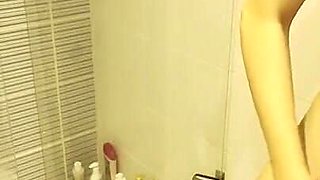 Me Masturbo En El Bano De Mi Vecina Sin Que Ella Se De Cuenta