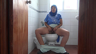 Kinky Turkish Muslim MILF Anal Fingering Pissing From Hairy Pussy
