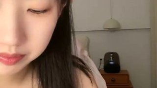 Heavy! Bros! The most authentic school beauty is here, Spicy Hotpot, a college student, perfect body, so strong pubic hair and strong desire, contrast between live broadcast in China and appearance 1