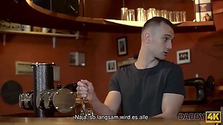 Daddy4k. alter mann verfuhrt die freundin seines sohnes zum xxx auf dem tisch