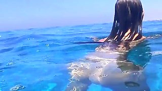 Stunning Girl Swims Nude on Public Beach