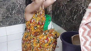 College girl ka bathroom MMS video bna liya