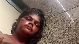 💦TRAIN TOILET TAMIL BHABHI Tamil housewife cowgirl Jennifer fuck very hard