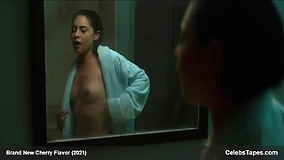 Rosa Salazar no clothes