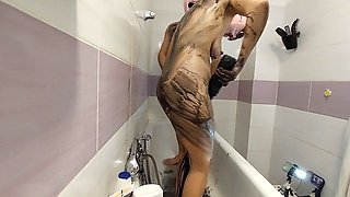 Amateurs enjoying a bath with Muceas, who's a hot hairy pussy brunette with a big ass