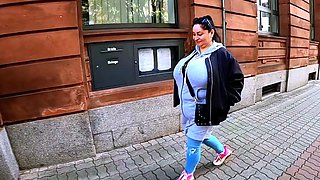 Amateur BBW Kristin with glasses masturbates