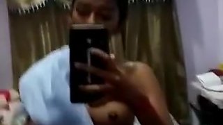 Today Exclusive-cute Desi Chick Record Her Nude Selfie