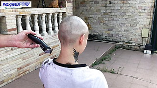 Behind the scenes: Lisa Fox shave her head. Music clip