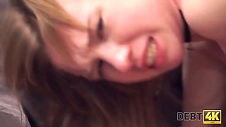 Debt4k. das arme mädchen Alice Klay liebt coole gadgets und bezahlt mit muschi