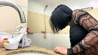 Busty Maid Loves Sliding Her Juicy Pussy Into Nine Inch Tool