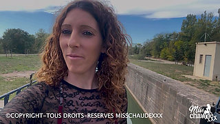 Misschaudexxx, I get fucked in full view of everyone at the edge of a lock