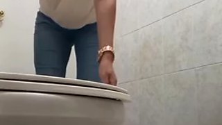 MOM PEES IN THE BATHROOM DISCOVERING HER BEAUTIFUL HAIRY PUSSY