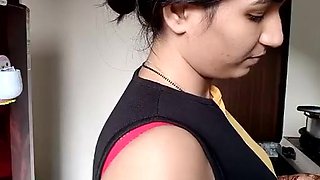 DESI BHABHI IN SAREE SULTRY - Housewives