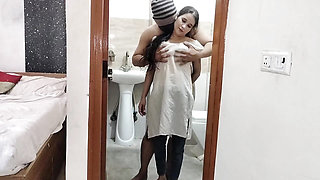Little step sister apne step brother ko hilate huye pakara