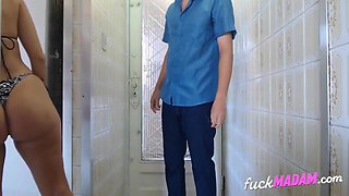 Esposa Heyya In Blowjob And A Glass Of Water For The Delivery Guy