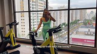 Fit Babe in Tight Green Gym Outfit Seduces Until Hardcore Fuck