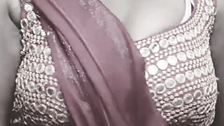 Desi mature aunty open bra...