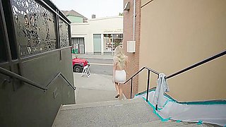 Kaylee Accepte Le Defi De Marcher Dans Les Rues Avec Ses Seins A Lair