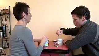 Une maman salope chauffe un ami de son fils
