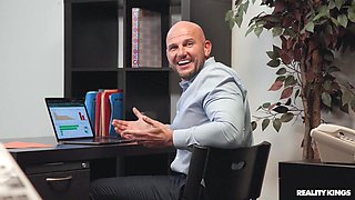 Office Intern Fucks Before Meeting