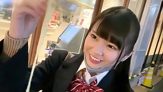 美形で清純な制服美女がキュートな笑顔で中年男とラブラブエッチ