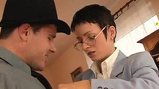 teen in glasses Analsex im Haus des Nachba-