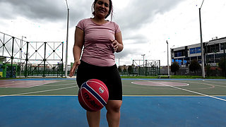 The beautiful Colombian actress shows me her beautiful tits in a public park