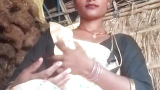 Desi aunty's chut ki malai nikal li finger kar