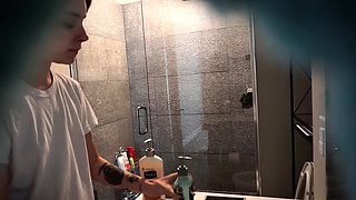 Pussy rubbing babe goes solo in shower play in hd