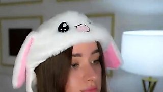 Amateur Webcam Teen Flashes Masturbates