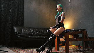 Black Boots, Black Body