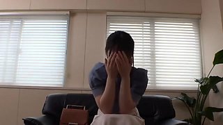 清楚系美女が四つん這いで放尿してカンチョーされて股間ビショビショ