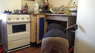 Egyptian Wife Sucking The Plumber In Her London Apartment